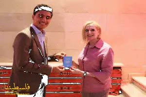 "الأونروا" تسلّم محمد عساف جواز سفر الأمم المتحدة