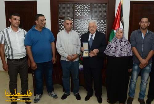 الرئيس يمنح المناضل مصطفى أبو ليل وعائلته نوط القدس