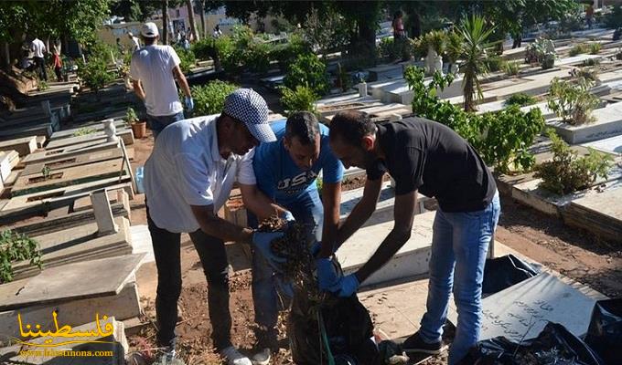 تنظيف مقبرة شهداء الثورة الفلسطينية في بيروت