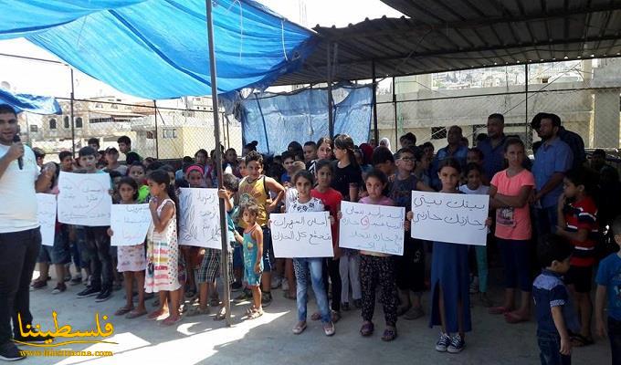 زيتونة تـوزع 150 قرطاسية للأطفال الفلسطينيين بعين الحلوة