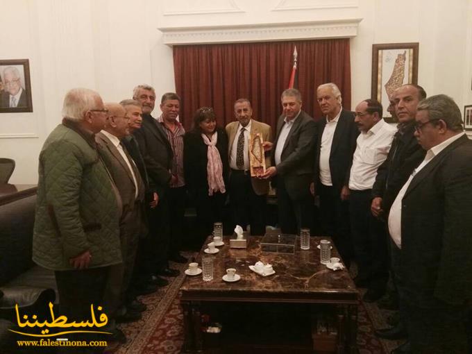 وفد من اتحاد نقابات عمال فلسطين يزور السفير دبور في بيروت