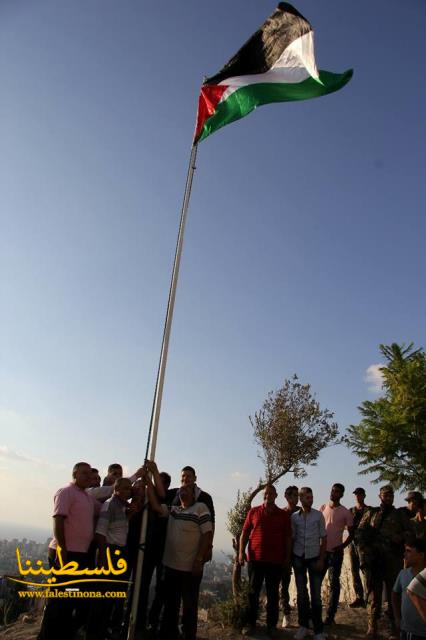 المكتب الطلابي لحركة "فتح" يرفع علم فلسطين عند مدخل مخيم المية...