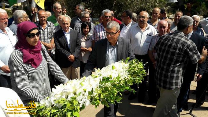 الوزير قراقع يُكلِّل مثوى "شهداء فلسطين" في بيروت بالورود