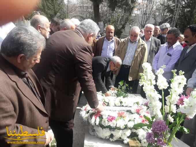 "م.ت.ف" تُكلِّل ضريح الشهيد معروف سعد في صيدا بالزهور