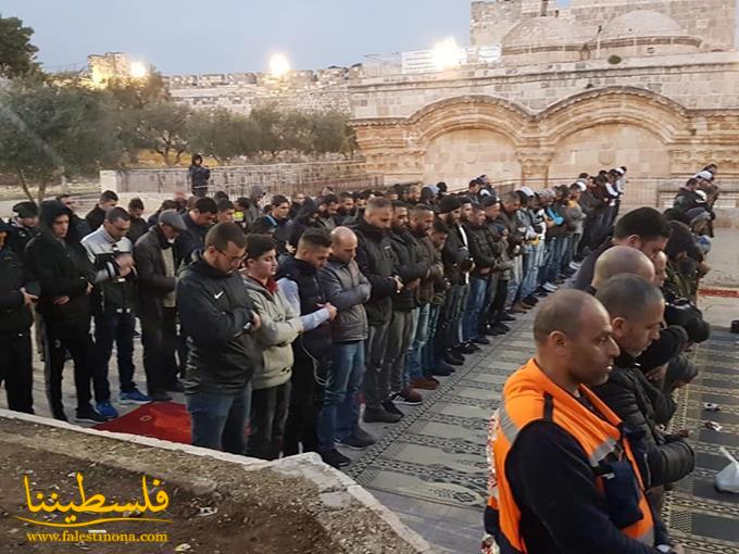 عشرات المقدسيين يزيلون البوابة الحديدية لباب الرحمة ويصلّون المغرب بالمنطقة