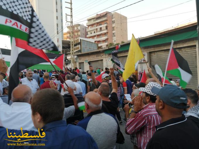 مسيرةٌ جماهيريةٌ في صيدا بمشاركة آلاف اللبنانيين والفلسطينيين رفضًا لقرار وزير العمل اللبناني بحقِّ شعبنا