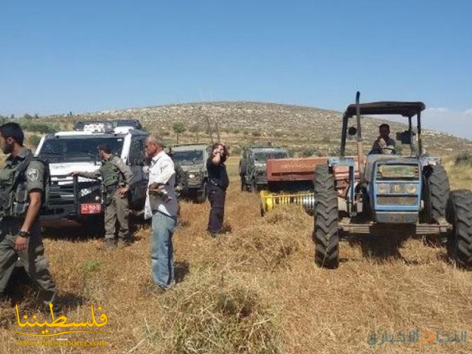 الاحتلال يستولي على جرار ومركبة وشاحنة في الرأس الأحمر بالأغوار الشمالية