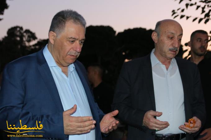 بِاسم الرئيس.. السفير دبور يُكلِّل بالزهور النصب التذكاري لشهداء الثورة في بيروت صبيحة العيد