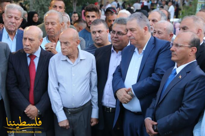 بِاسم الرئيس.. السفير دبور يُكلِّل بالزهور النصب التذكاري لشهداء الثورة في بيروت صبيحة العيد