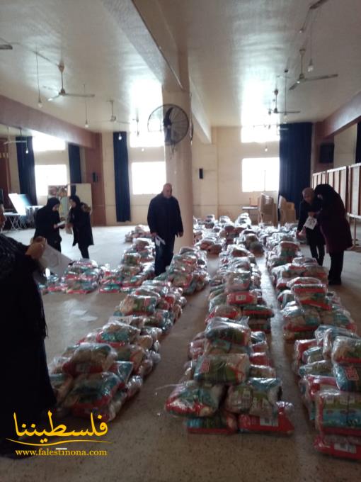 حركة "فتح" توزع مساعدات غذائية في مخيّمات الشّمال