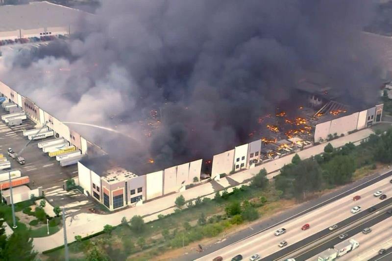 حريق هائل يدمر مستودع أمازون في كاليفورنيا
