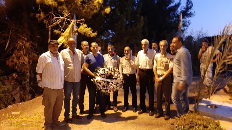 حركة "فتح" تضع أكاليل من الزهور على أضرحة الشُّهداء في مخيَّم البرج الشَّمالي وتجمُّع المعشوق