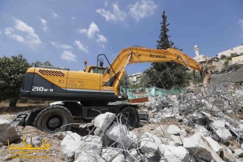 الاحتلال يهدم سورا في حزما ويخطر بهدم منشآت أخرى في الجديرة