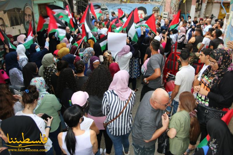 وقفةٌ احتجاجيةٌ على توقيع اتفاقية العار بين الإمارات والكيان الصهيوني في مخيم شاتيلا