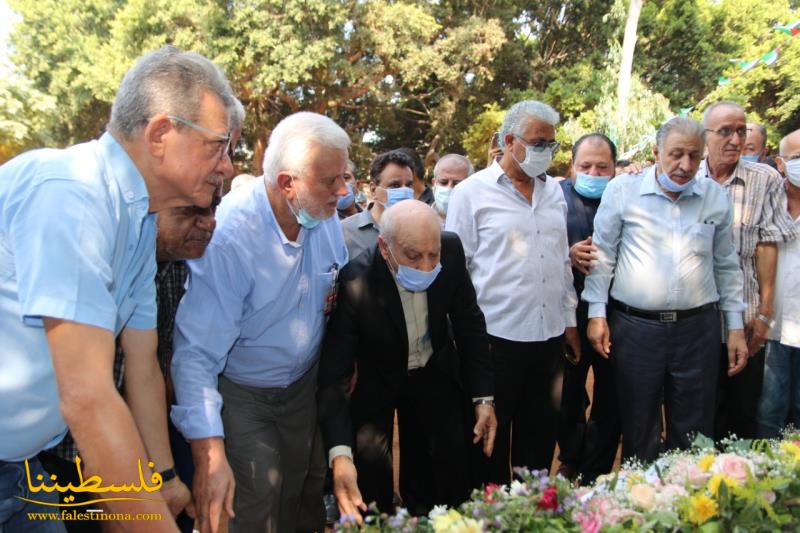 إكليلان بِاسم الرئيس و"م.ت.ف" على النصب التذكاري لشهداء مجزرة صبرا وشاتيلا في بيروت