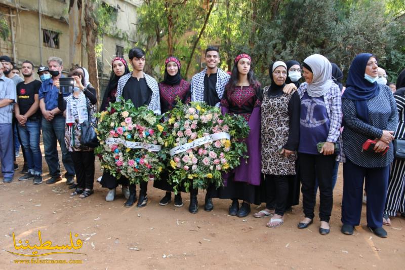 إكليلان بِاسم الرئيس و"م.ت.ف" على النصب التذكاري لشهداء مجزرة صبرا وشاتيلا في بيروت