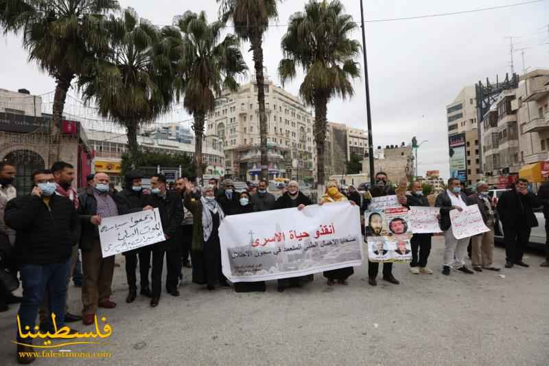 وقفة إسناد للأسرى المرضى في سجون الاحتلال وسط رام الله