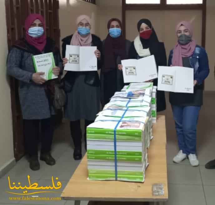 المكتب الطلابي الحركي يوزّع كتاب "الدليل الشامل" لطلبة الشهادات المتوسطة في مدارس البداوي