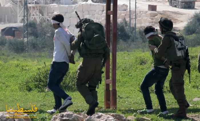 الاحتلال يعتقل 20 مواطنا من بلدة بيت كاحل شمال الخليل