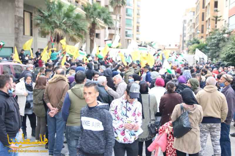 (تحت المقال - 2) - أبناء شعبنا في لبنان يعتصمون تأييدًا للشرعية الفلسطينية وتمسُّكًا بحق العودة أمام سفارة دولة فلسطين في بيروت