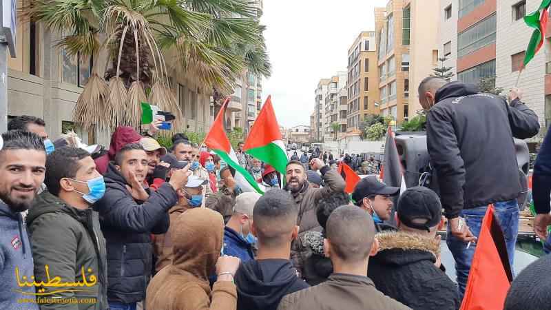 (تحت المقال - 18) - أبناء شعبنا في لبنان يعتصمون تأييدًا للشرعية الفلسطينية وتمسُّكًا بحق العودة أمام سفارة دولة فلسطين في بيروت