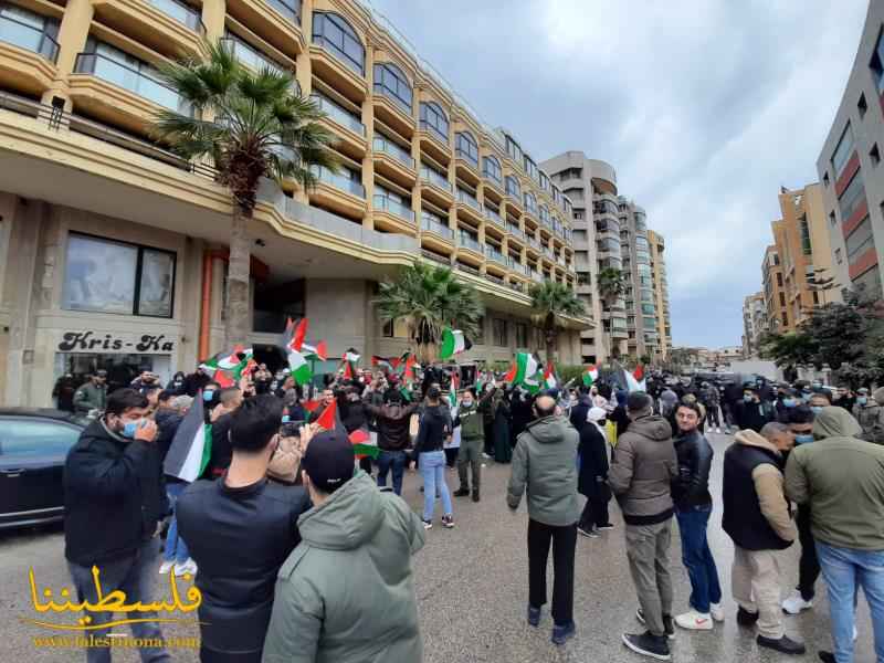 (تحت المقال - 17) - أبناء شعبنا في لبنان يعتصمون تأييدًا للشرعية الفلسطينية وتمسُّكًا بحق العودة أمام سفارة دولة فلسطين في بيروت