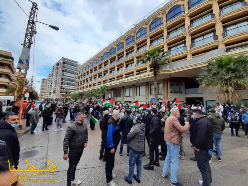 (تحت المقال - 20) - أبناء شعبنا في لبنان يعتصمون تأييدًا للشرعية الفلسطينية وتمسُّكًا بحق العودة أمام سفارة دولة فلسطين في بيروت