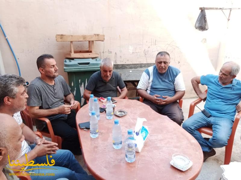وفدٌ من قيادة حركة "فتح" والقوة الأمنية في مخيم الرشيدية يزور الإعلامي ناصر شحادة