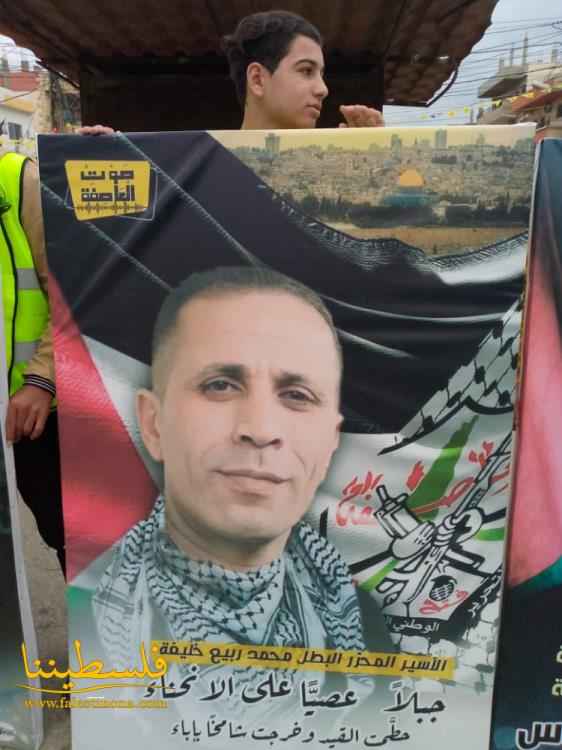 حراك الياسر الفلسطيني يقيم حواجز محبّة في مخيّم نهر البارد ابتهاجًا بتحرير الأسير البطل محمد ربيع خليفة