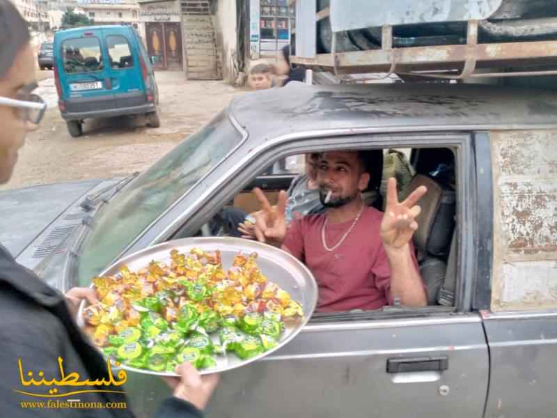 حراك الياسر الفلسطيني يقيم حواجز محبّة في مخيّم نهر البارد ابتهاجًا بتحرير الأسير البطل محمد ربيع خليفة