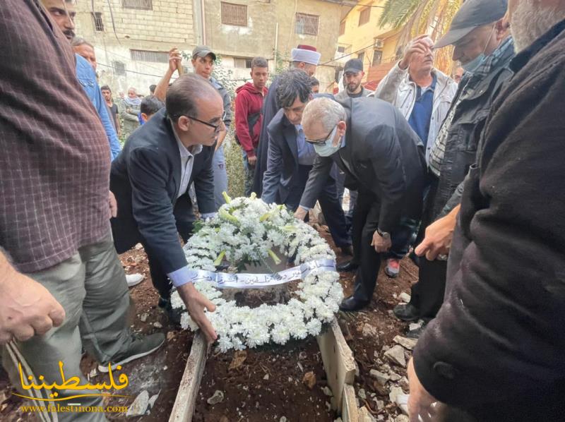 موكبٌ جنائزيٌّ مهيبٌ في وداع المناضل كمال نمر الحاج في مخيم البداوي