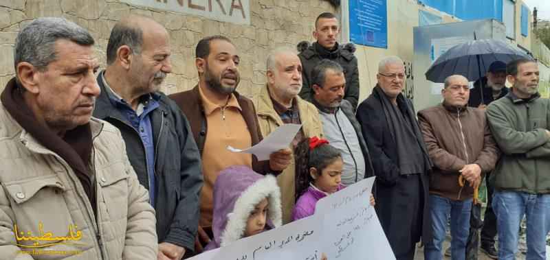 (تحت المقال - 11) - اعتصامٌ جماهيريٌّ في عين الحلوة رفضًا لتقليصات "الأونروا" وقراراتها الجائرة بحق النازحين الفلسطينيين من سوريا