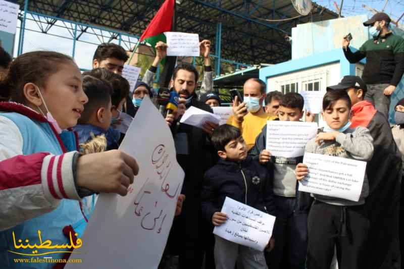 أبناء شعبنا المهجّرون من سوريا إلى لبنان ينظِّمون اعتصامًا مطلبيًّا أمام "الأونروا" في بيروت