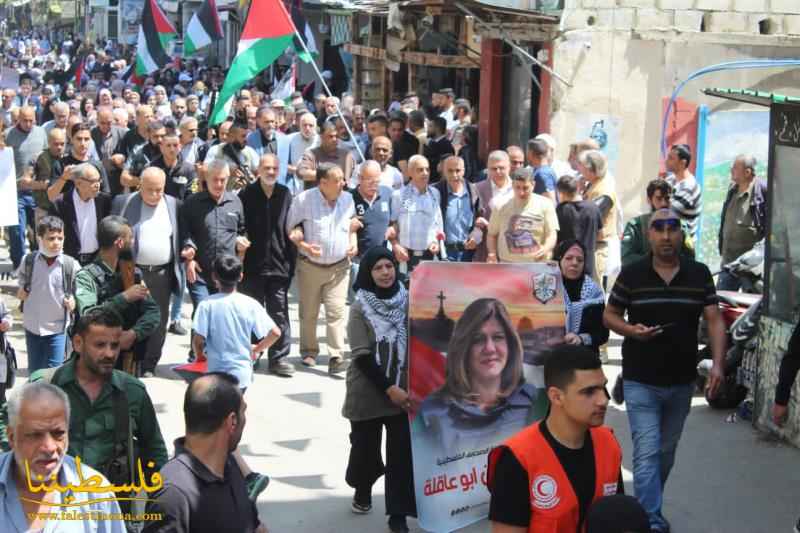 جنازةٌ رمزيةٌ حاشدةٌ للشهيدة الصحافية شيرين أبو عاقلة تجوب شوارع مخيّم عين الحلوة