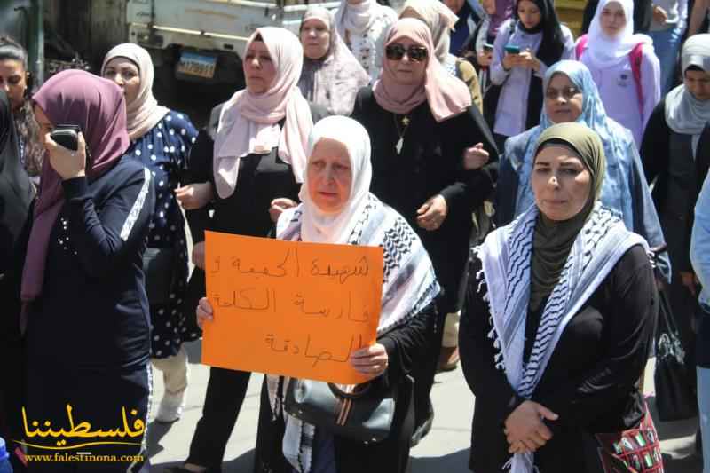 جنازةٌ رمزيةٌ حاشدةٌ للشهيدة الصحافية شيرين أبو عاقلة تجوب شوارع مخيّم عين الحلوة