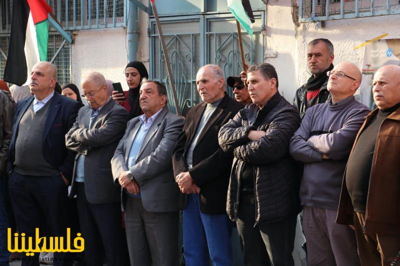 "فتح" في صور تشارك بالوقفة التضامنية التي نظمتها الجبهة الديمقراطية أمام مكتب الأونروا