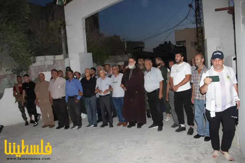 حركة "فتح" تكلل أضرحة الشهداء صبيحة يوم العيد في مخيمات وتجمعات منطقة صور