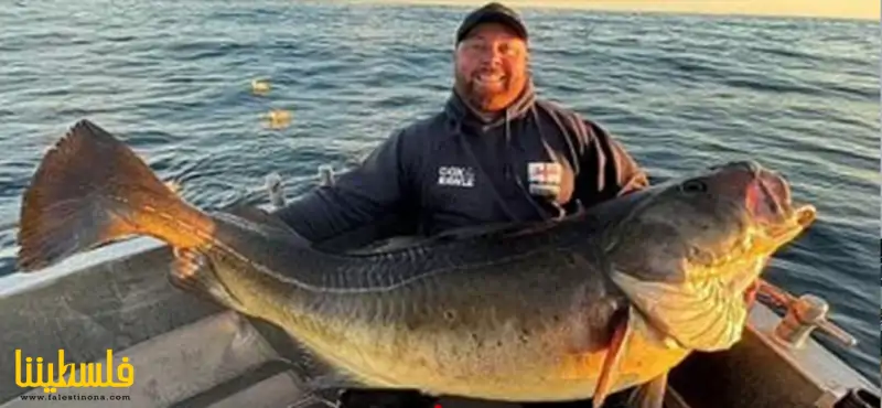 بريطاني يصطاد سمكة وزنها 102 رطل تكفى لإطعام 180 شخصا