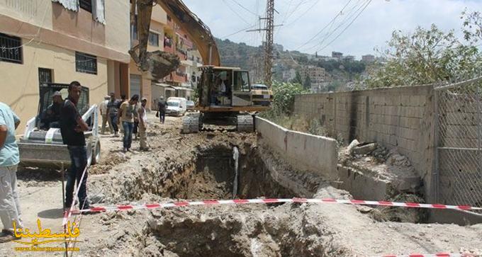 بدء عملية حفر العبارة في شارع درب السيم بعين الحلوة