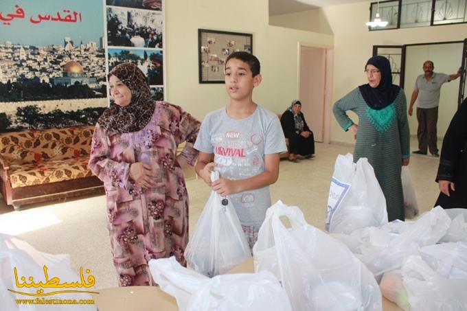 (تحت المقال - 3) - المؤسسات الحركية ومركز المسنين توزّع وجبات على المسنين المقعدين في مخيم عين الحلوة