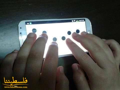 “BrailleBoard”  ابتكار فلسطيني يمكِّن المكفوفين من استخدام الأجهزة الذكية