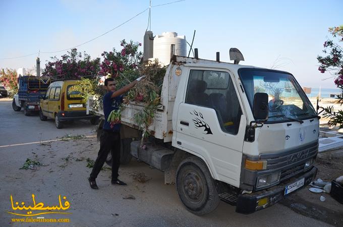 (تحت المقال - 3) - تنظيف مقبرة الشهداء في مخيم الرشيدية