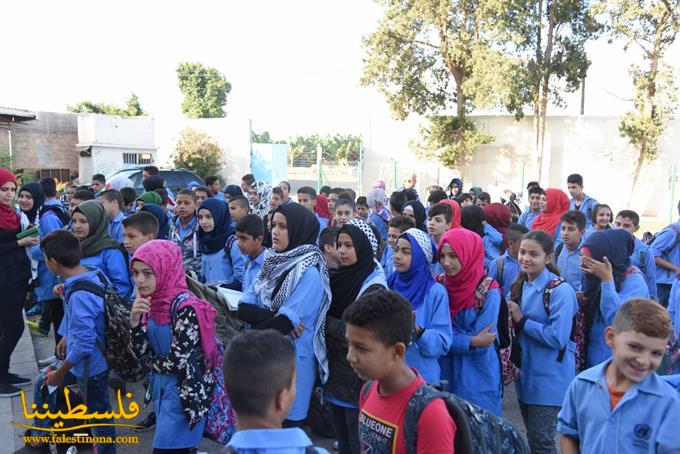 (تحت المقال - 3) - قيادة "فتح" في صور تُوزِّع جداريّات خريطة فلسطين على مدارس "الأونروا" في المنطقة