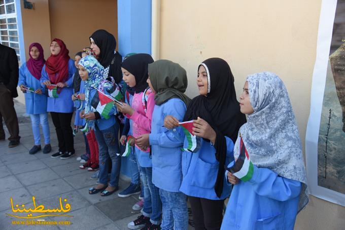 (تحت المقال - 2) - قيادة "فتح" في صور تُوزِّع جداريّات خريطة فلسطين على مدارس "الأونروا" في المنطقة