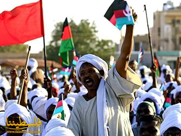 الاعتصام متواصل أمام القيادة العامة للجيش السوداني رغم الغاز المسيل