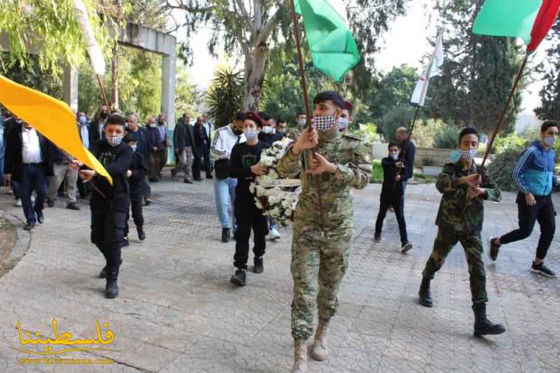 (تحت المقال - 28) - حركة "فتح" تُكلّل بالورد النّصب التذكاري في مقبرة الشهداء في عين الحلوة