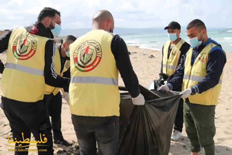 حملة تنظيف لشاطئ مخيّم الرشيدية بعد التسرب النفطي الإسرائيلي