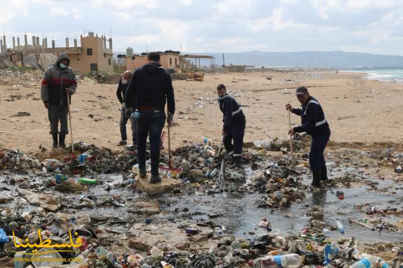 حملة تنظيف لشاطئ مخيّم الرشيدية بعد التسرب النفطي الإسرائيلي