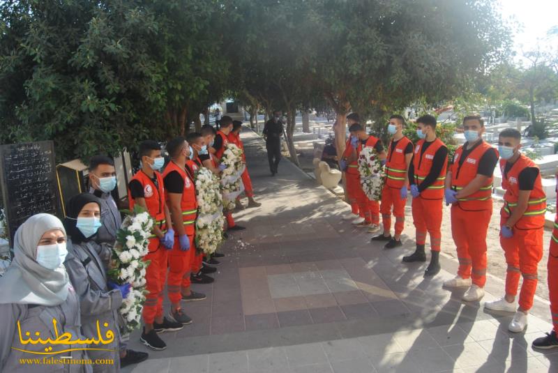 (تحت المقال - 4) - جمعية الهلال الأحمر الفلسطيني والمكتب الحركي للأطباء الفلسطينيين، وقيادة حركة "فتح" في منطقة صور، وأهالي الشهيد يشيِّعون طبيب الإنسانية سالم هويدي