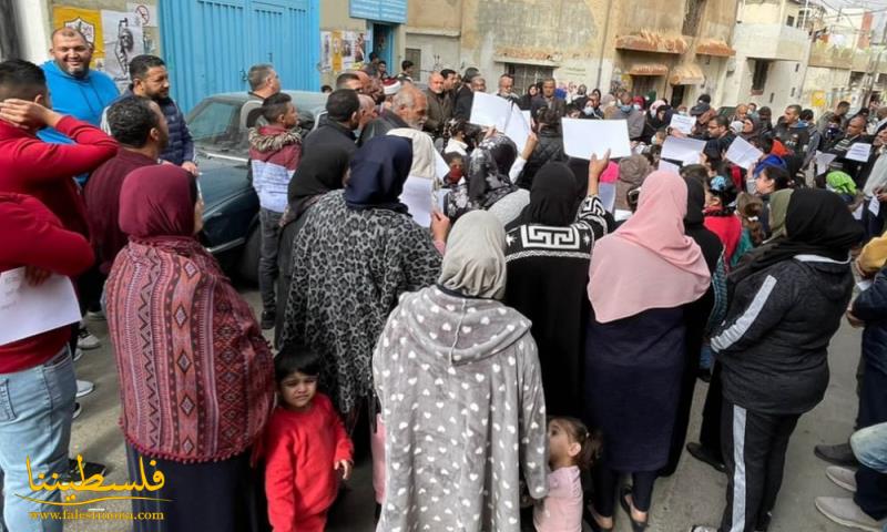 (تحت المقال - 6) - اعتصامٌ حاشدٌ في مخيَّم الجليل بدعوةٍ من اللِّجان الشَّعبية في البقاع للضغط على الدول المانحة بتقديم الدعم المالي للأونروا